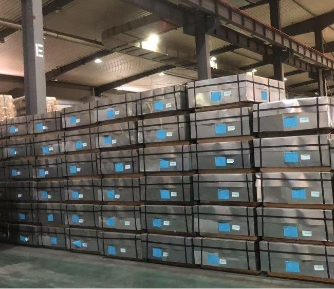 Folha de estanho para resistência à corrosão e aparência estética nas embalagens alimentares